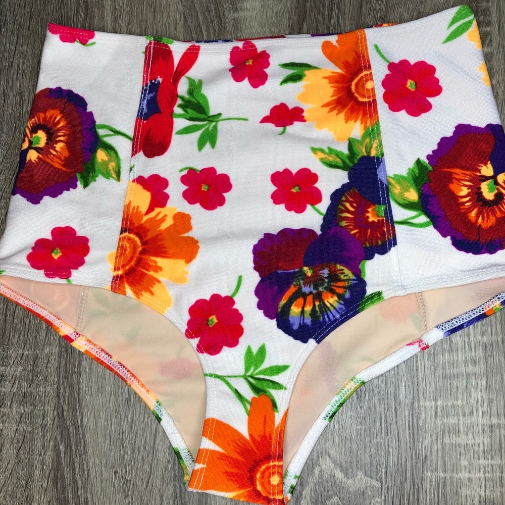 Kortni Jeane textured white floral